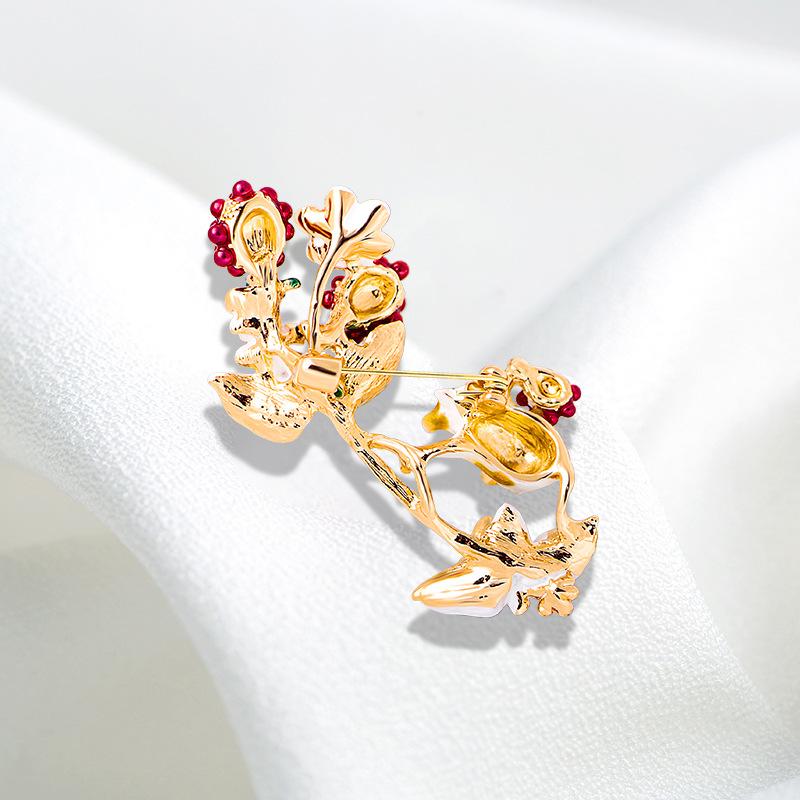 Winter new alloy drip grape little squirrel brooch high-end female versatile cute animal pin manufacturer