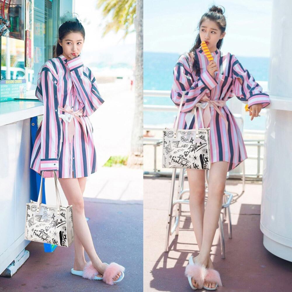 Light luxury handbag New niche design Graffiti Translucent Jelly bag Handbag Graffiti length 33cm wide 12cm high 28cm