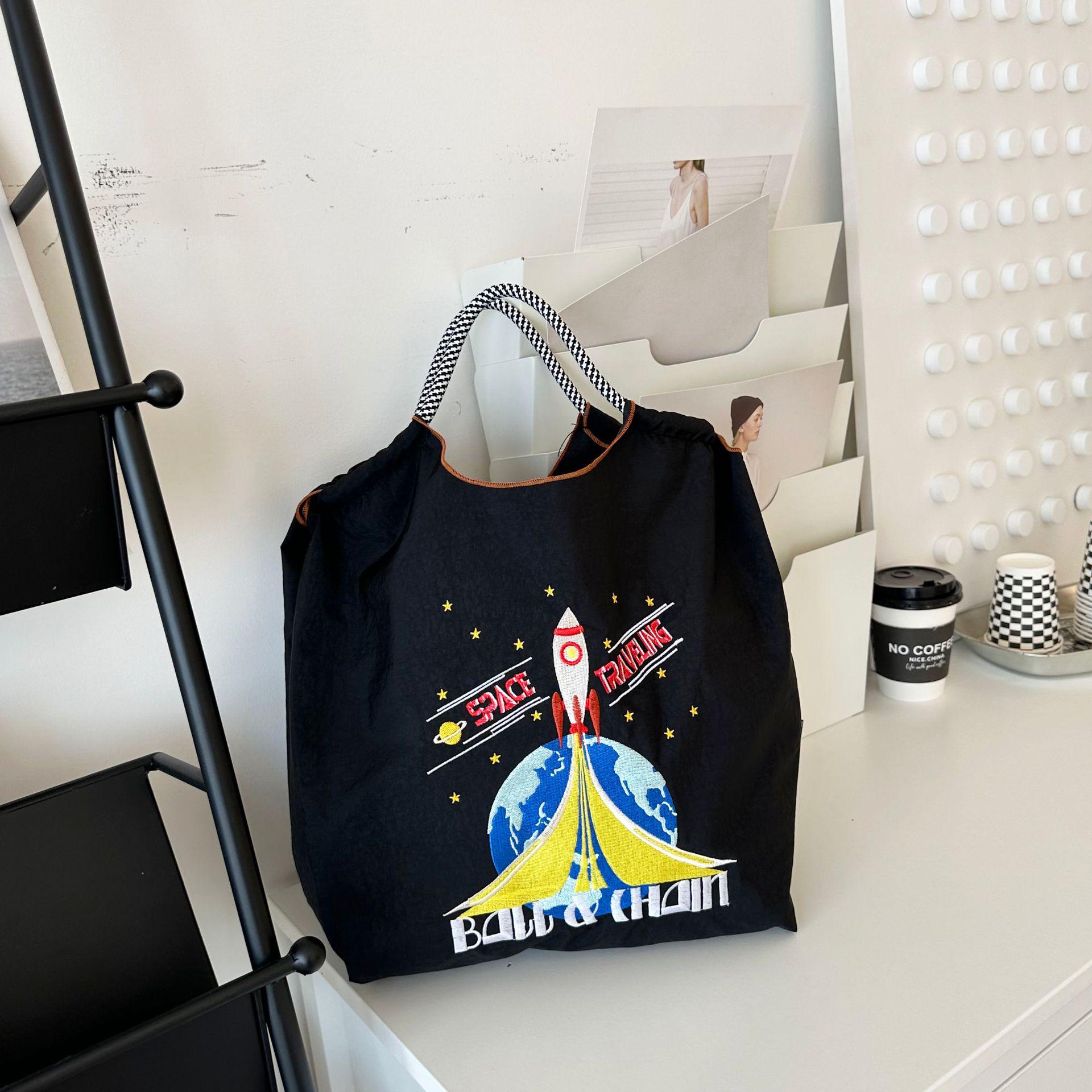 

Экологичная вышитая нейлоновая сумка: Маленькая шариковая цепочка, дизайн «ракета», варианты для ношения в руке и на плече Large