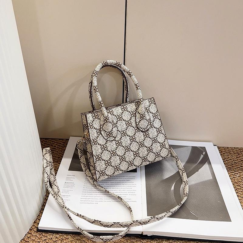 New Retro Texture Casual Simple Fashion Shoulder Crossbody Portable Small Square Bag Commuter Women's Bag