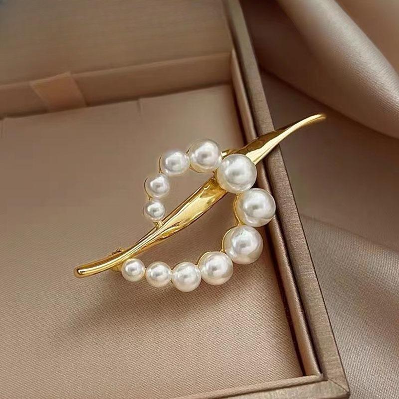 Brooch with Elegant Musical Note Design, Pearl, with A Sense of Sophistication. High-end Brooch Pin, Brooch.