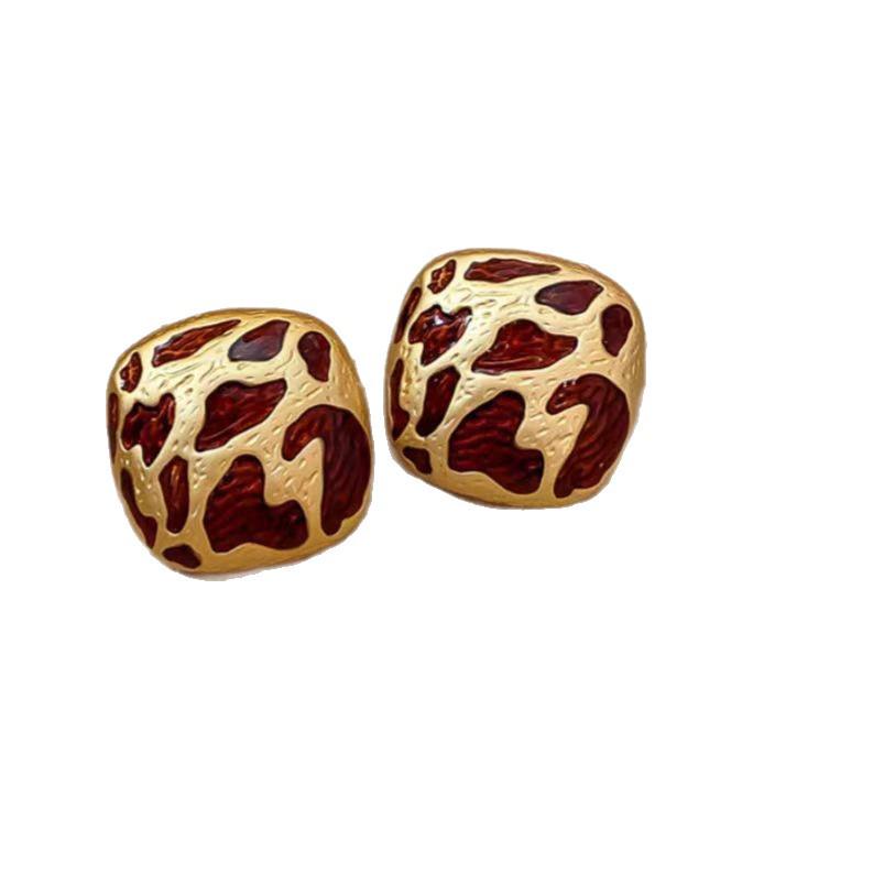 Modern Retro Gold Square Stud Earrings: Unique, Feminine Design