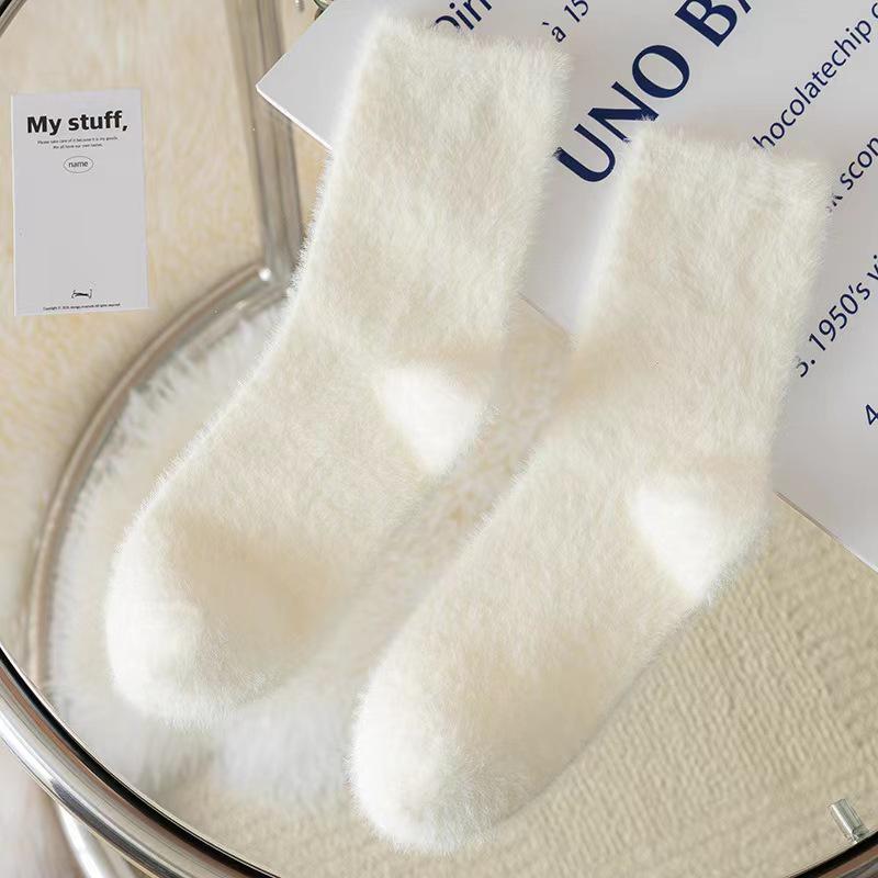 Women's mid-tube mink velvet socks for autumn and winter. Thick, warm, and fluffy for postpartum and sleep.
