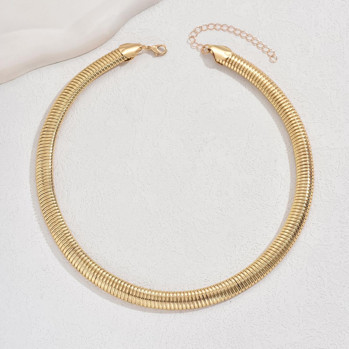 

Европейское и американское ожерелье из титановой стали с преувеличенным дизайном нити, не выцветает и не имеет геометрического дизайна золотой