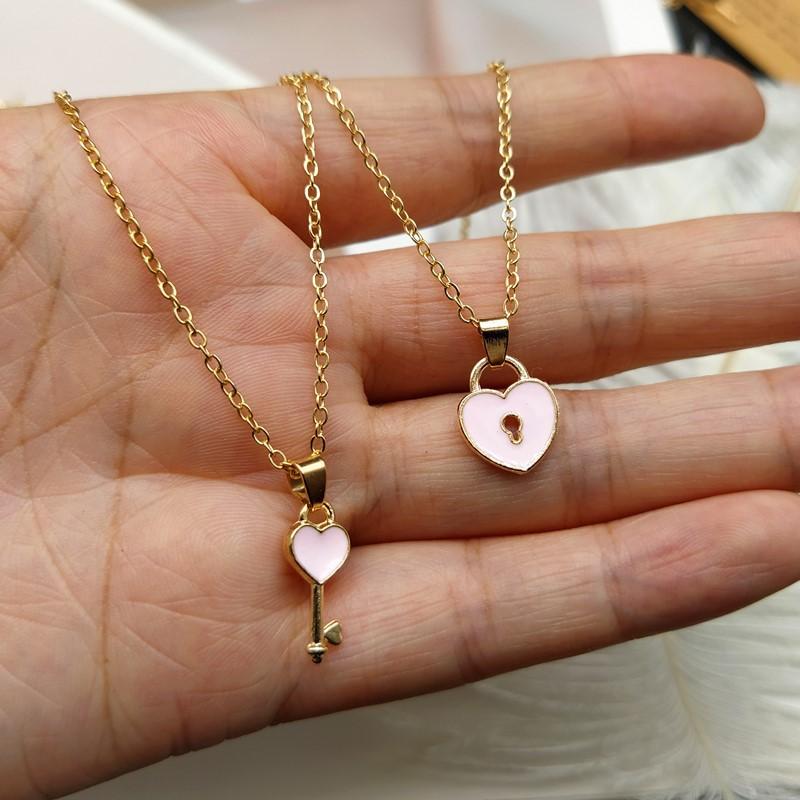 A Pair Of Couple Necklaces, Simple And Fashionable Small Key Locks, Love Pendants, Gold Collarbone Chains, Necklaces, Gifts.