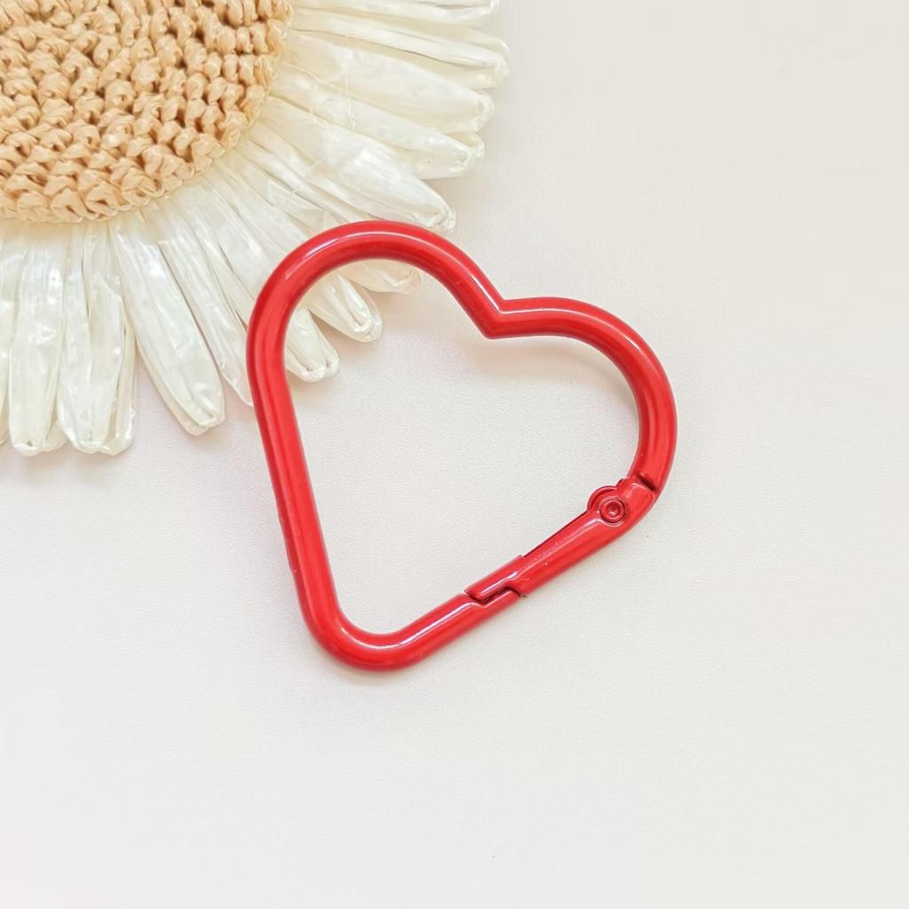 Portachiavi a forma di cuore colorato con moschettone a molla in lega di zinco e moschettone per aggancio animali domestici