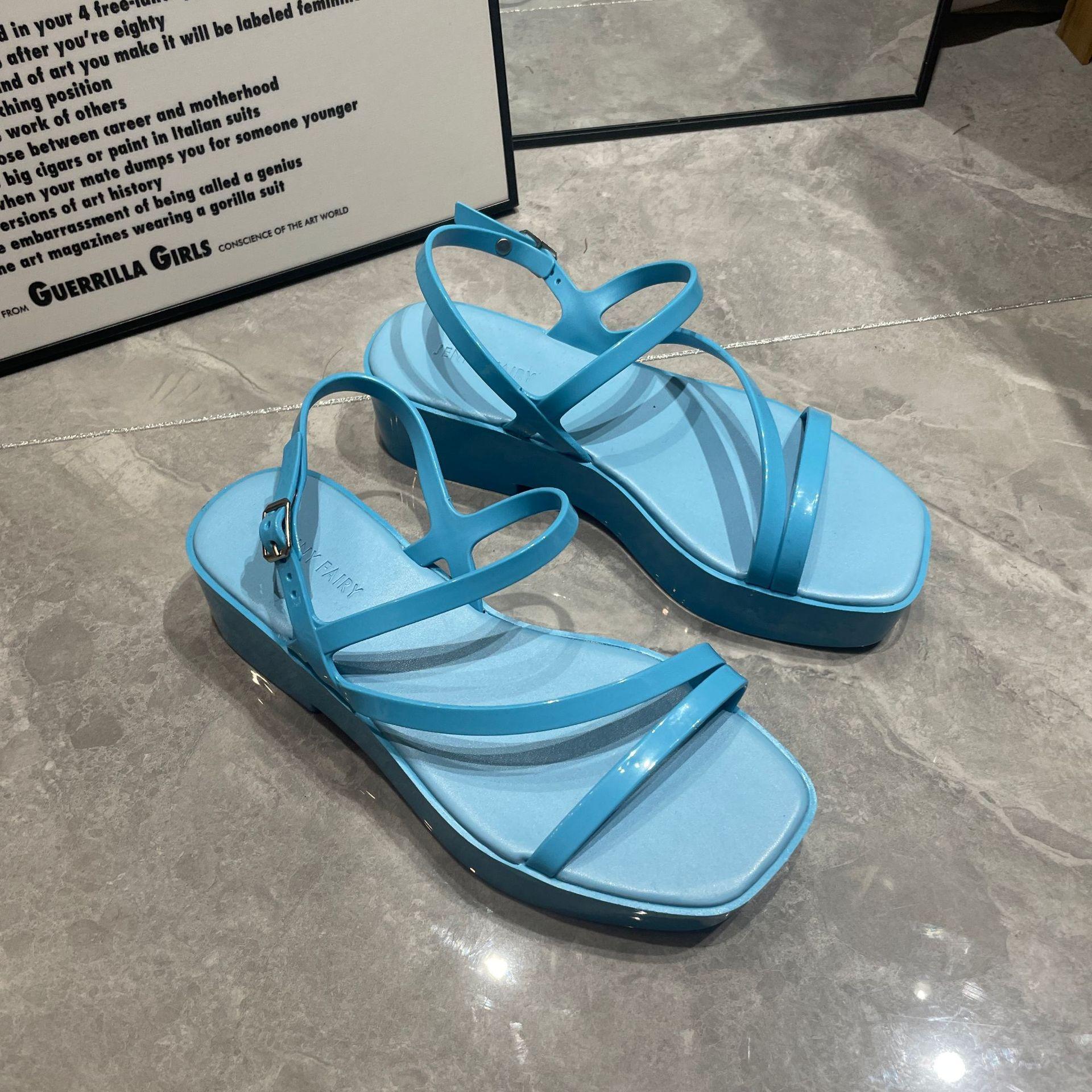 

Новые летние женские сандалии для улицы, модные и персонализированные босоножки на высоком каблуке с квадратным носком, однотонные сандалии на плоской подошве с одним символом. 40 светло-синий