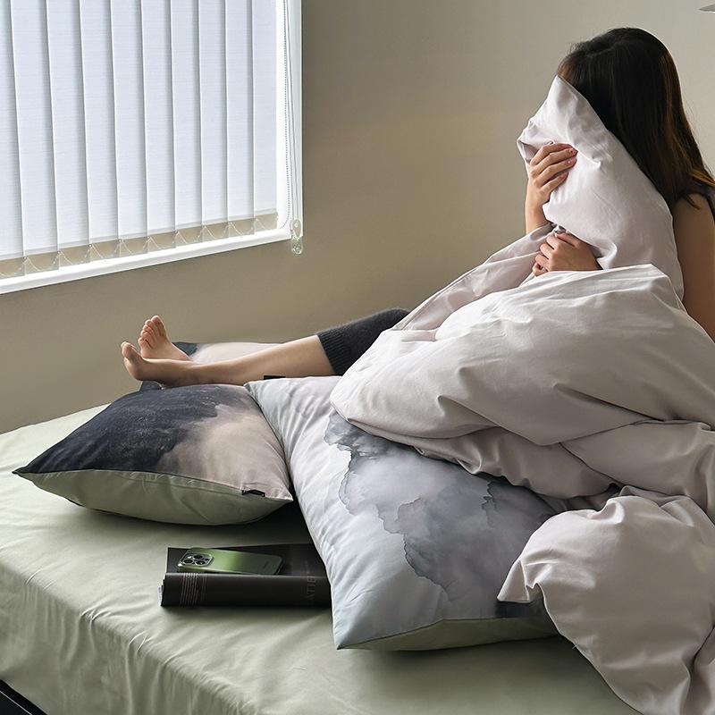 

Легкая роскошь, простой 100S хлопок, легкая потертость, комплект из четырех предметов, наволочка с цифровой печатью, не выцветает, мягкое хлопковое постельное белье 220 * 230 core