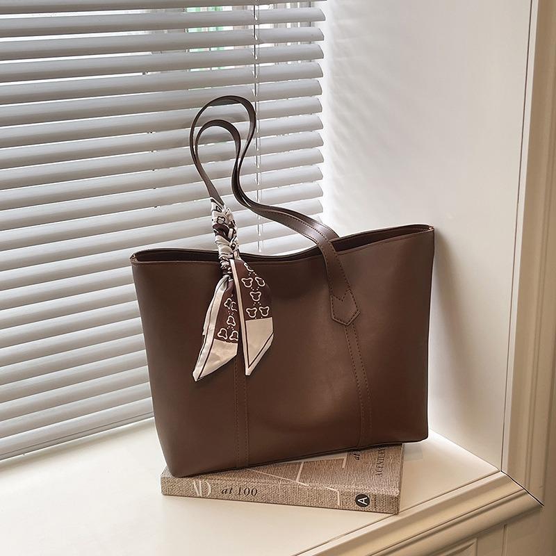 Bags, women's care bags, large-capacity soft leather versatile new retro casual texture single shoulder class commuter bag