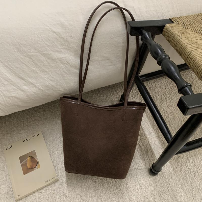 

Versatile bucket bag women s 2025 winter new trend simple casual foreign style shoulder bag premium feeling armpit bag кофейный