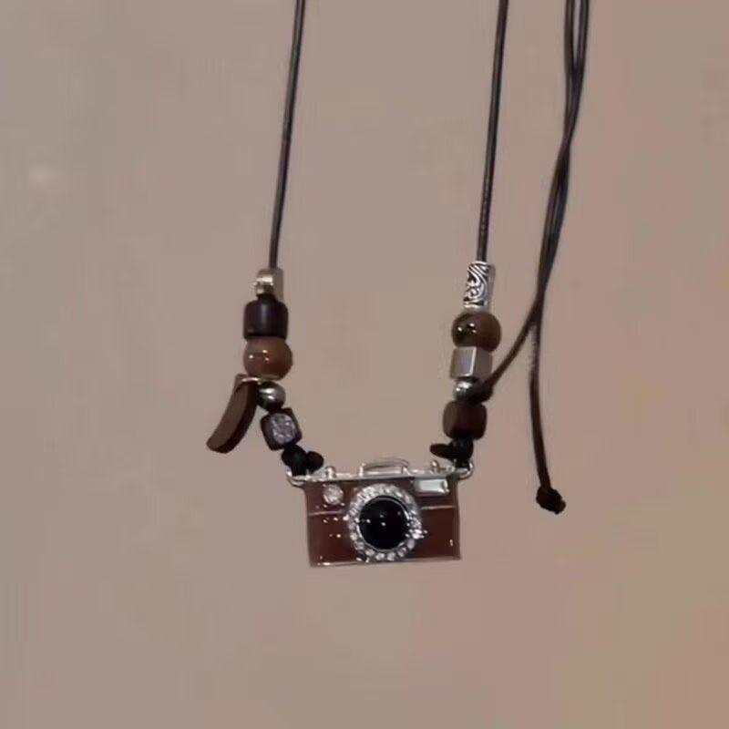 Neue Mode Retro Braun Kamera PU Leder Langes Seil Holzanhänger Halskette Kleine Schlüsselbein Kette Modelle
