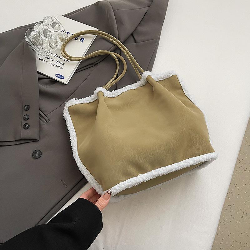 

Korean version of niche commuter messenger bag 2025 new splicing fluffy shoulder underarm portable vegetable basket tote bag зелёный