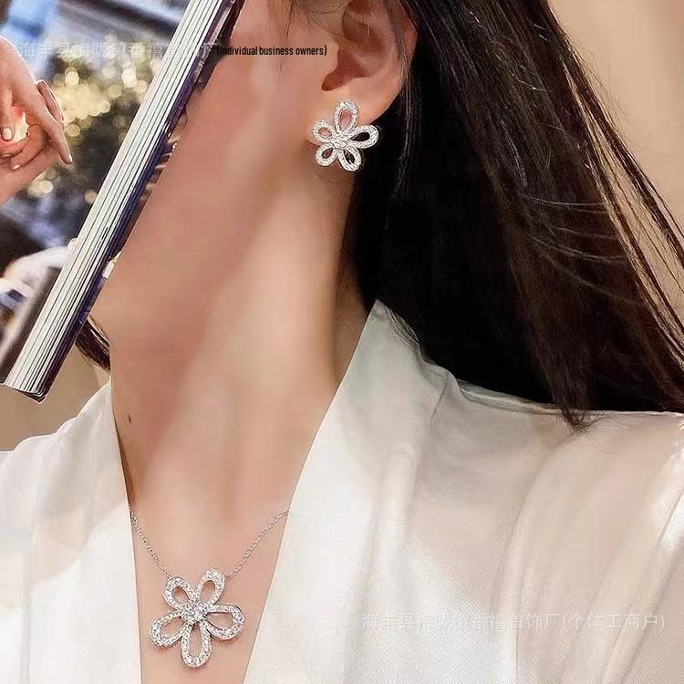Four-Leaf Clover Sunflower Necklace & Diamond-Studded Flower Earrings Set - Luxury Jewelry for Women Sunflower Necklace