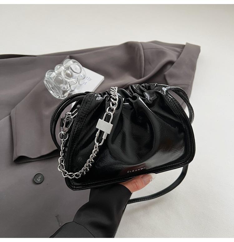 

This year s popular small square bag 2025 new fashion women s bag, foreign versatile commuter handbag feeling shoulder messenger bag