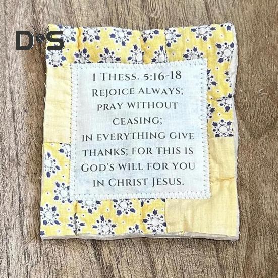 Mini colcha de oración vintage con un dispositivo de madera en su interior, hecha a mano, con bolsillos, cuadrados, regalo religioso para amigos cristianos.