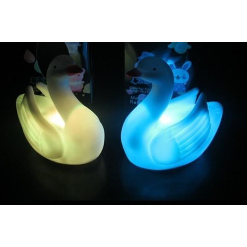 LED lampa se 7 změnami barev Romantická vánoční dekorace ve tvaru labutě