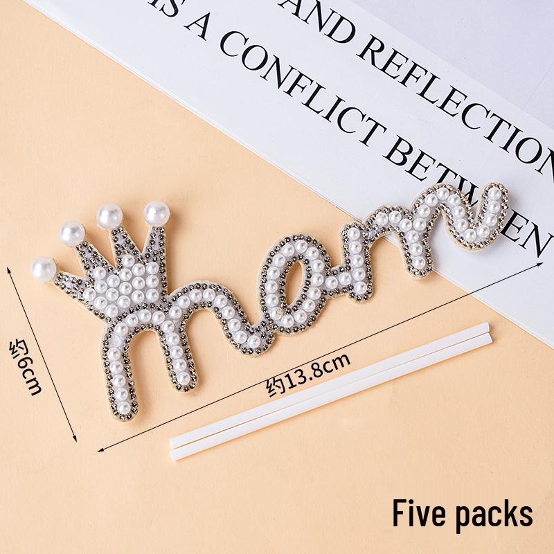 Minimalistischer Tulpen-Kuchenaufsatz mit frischen Blumen und Band für den Muttertag oder Geburtstag