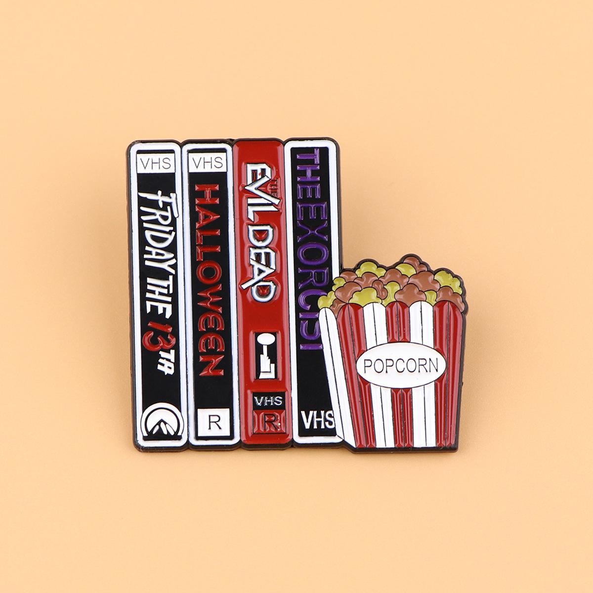 1pcs Halloween Retro Video Tape VHS and Popcorn Brooch Horror Movie Alloy Dripping Oil Badge Versatile Clothing Bag Brooch красный