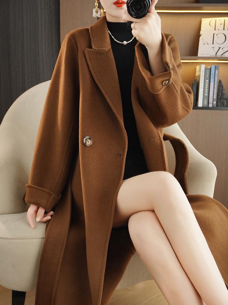 Karamelový dámský vlněný kabát střední délky z oboustranného kašmíru - Podzim/Zima 2023, Slim střih s designem zvýrazňujícím pas.