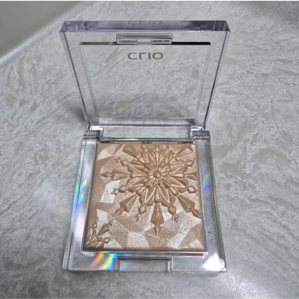 

Clio Prism Highlighter with transparent color payoff, shimmering dimension, and lightweight texture 1