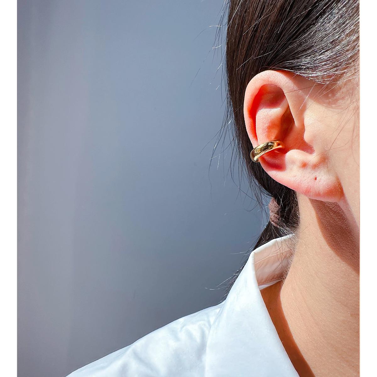 

Niche Smooth C-Shaped Hollow Ear Cuff: Minimalist, Thick Line Design, No Piercing Needed біле золото кольору
