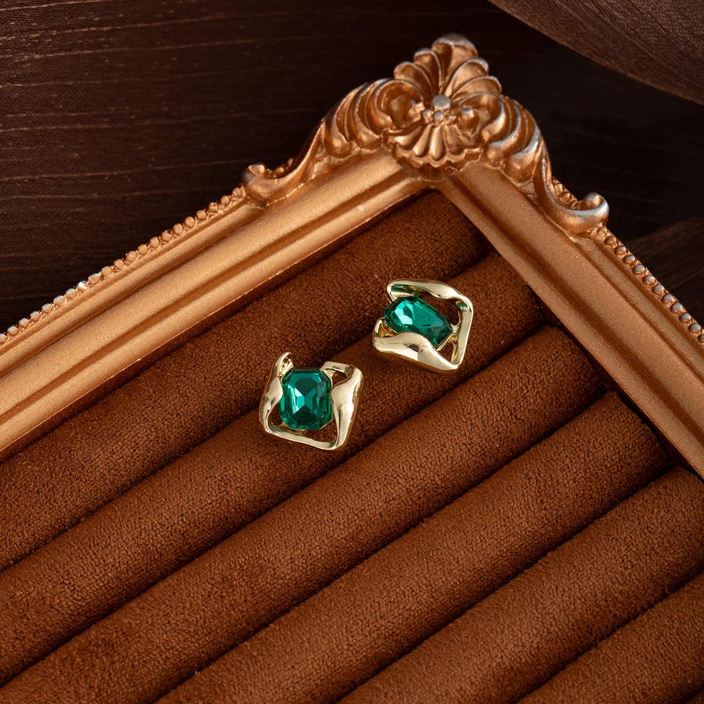 French Retro High-End Diamond Stud Earrings Women'S Design High-End Atmospheric Earrings Simple Light Luxury Earrings