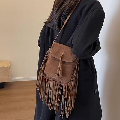 Kleine Quasten Design Umhängetaschen für Damen Winter PU Leder Mode Punk Stil Handtaschen Wildleder Neue Trendige Klappentaschen