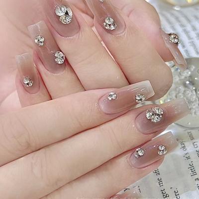 Nail art – Strass e decorazioni per unghie