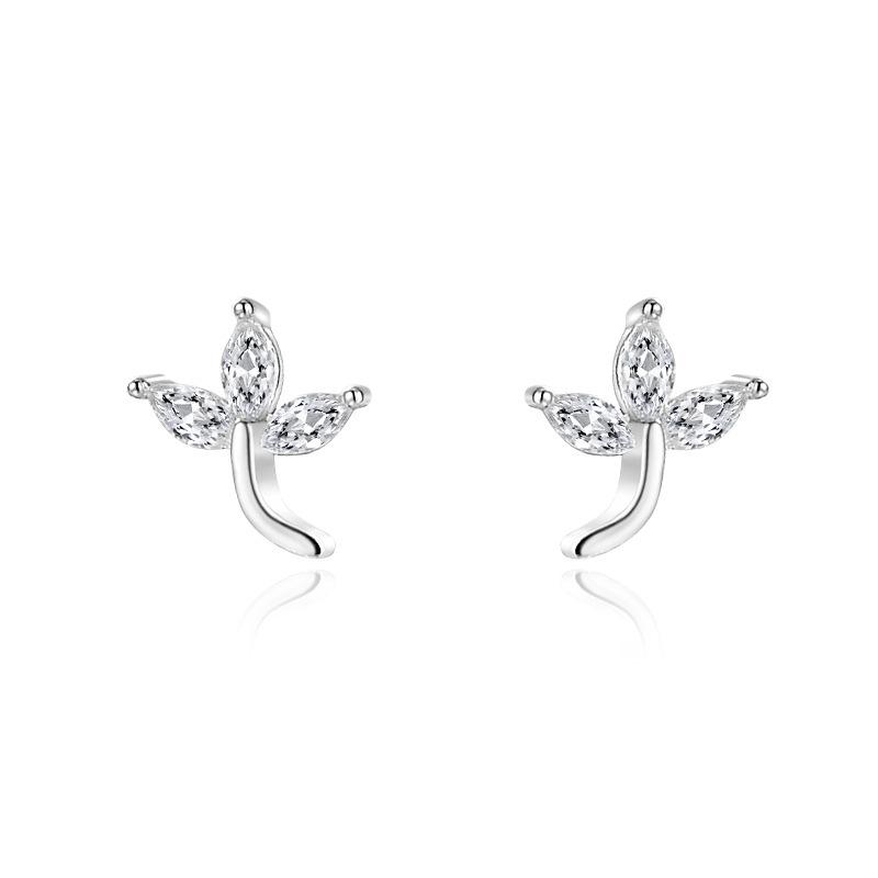 Small and Fresh Leaf Earrings Maple Leaf Earrings for Women's Ear Piercings Niche Design