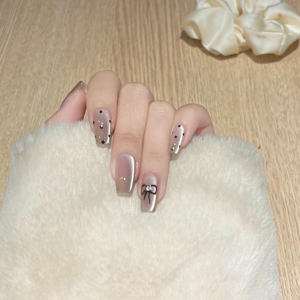 Pure Handmade Phototherapy Nail Art Hepburn Style Wear Nail Finished Cat Eye Nail Art Patch Showing Whiteness