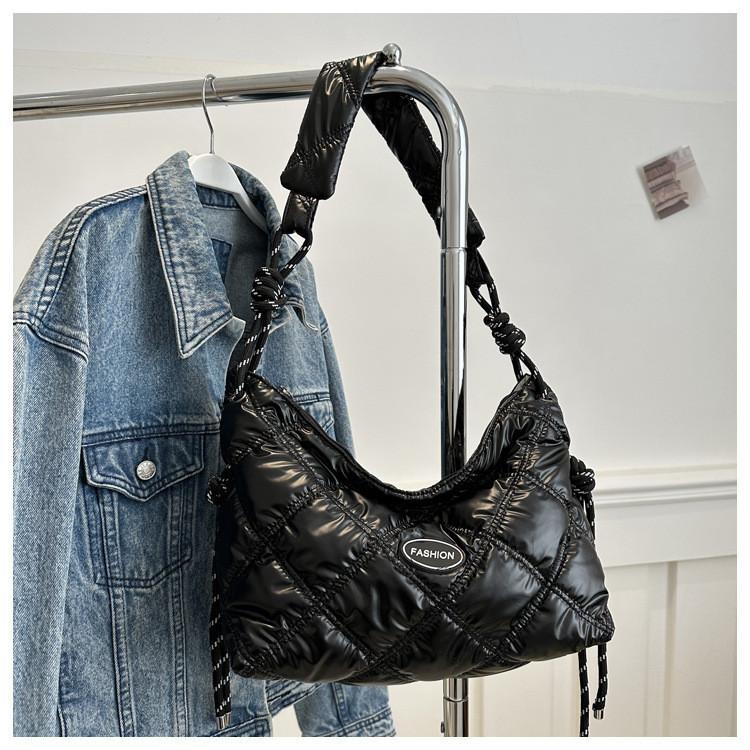 Trendige Damen-Schultertasche im Streetstyle 2024 Winter Neue Mode Glänzend Einfarbig Baumwolle Umhängetasche