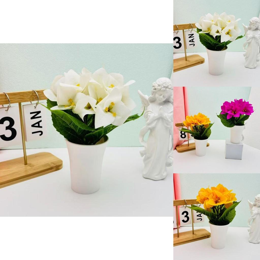 Triangulär rosplanta konstgjord grönska med formsprutad hantverk för vardagsrum och evenemangsbruk