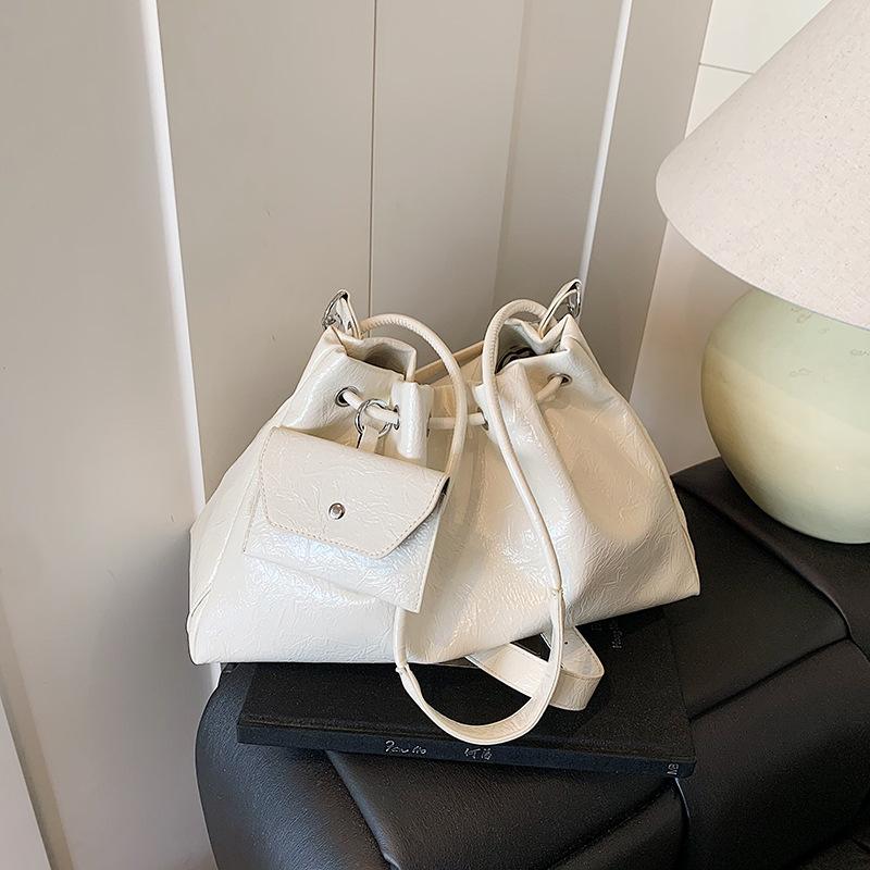 Premium bag 2025 new fashion versatile super fire shoulder bag large capacity commuter messenger bucket tote bag