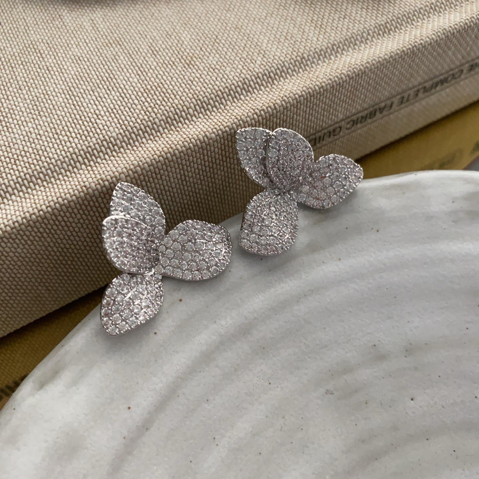 

Unique Design Temperament Light Luxury Micro Diamond Petal Earrings Design High-End Earrings Stud Earrings