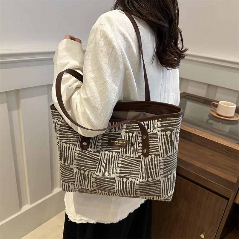 Simple and Fashionable Large Capacity Commuting Bag Summer New Fashion Casual Tote Bag Casual and Fashionable Shoulder Bag