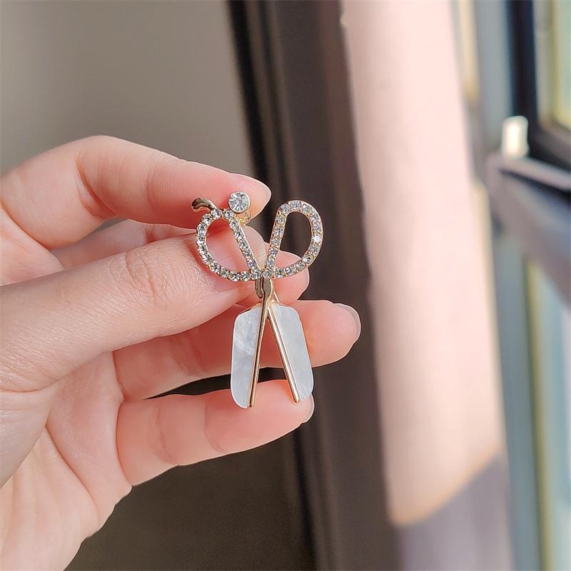 Japonská a korejská personalizovaná brož s nůžkami z kamínků, kreativní jednoduchá slitinová jehla, módní pánská ozdoba na klopu saka, šperk