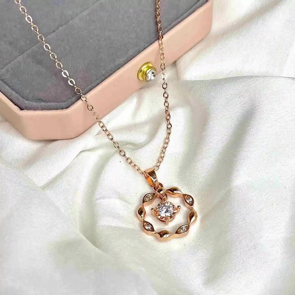 New Smart Plum Blossom Pendant Necklace with Simple and Stylish Collarbone Chain
