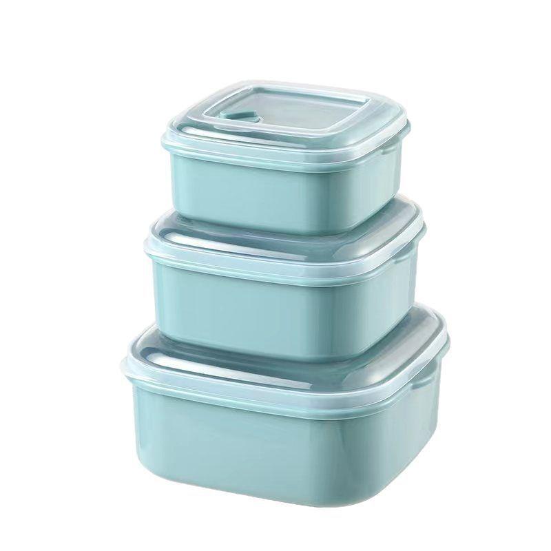 Leichte zweilagige Kunststoff-Lunchbox mit Fächern für Mahlzeiten von Schülern. Mikrowellengeeignet. Wird mit einem Behälter für Dippsauce geliefert.