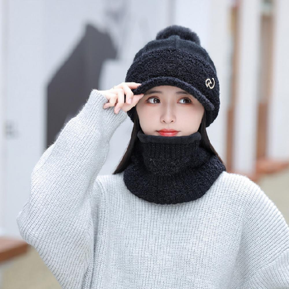 

Женская зимняя полиэстеровая меховая шапка с помпоном чёрный