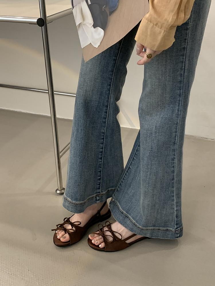 

Beautiful flat-soled sandals women s summer wear 2025 new fairy bow temperament high-end fashion Roman women s shoes 39 темно-коричневого