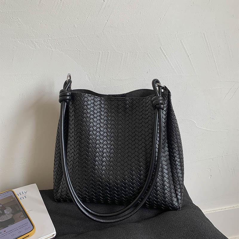 Retro woven bag women's large-capacity new autumn and winter versatile single shoulder mother and child bag popular bucket bag