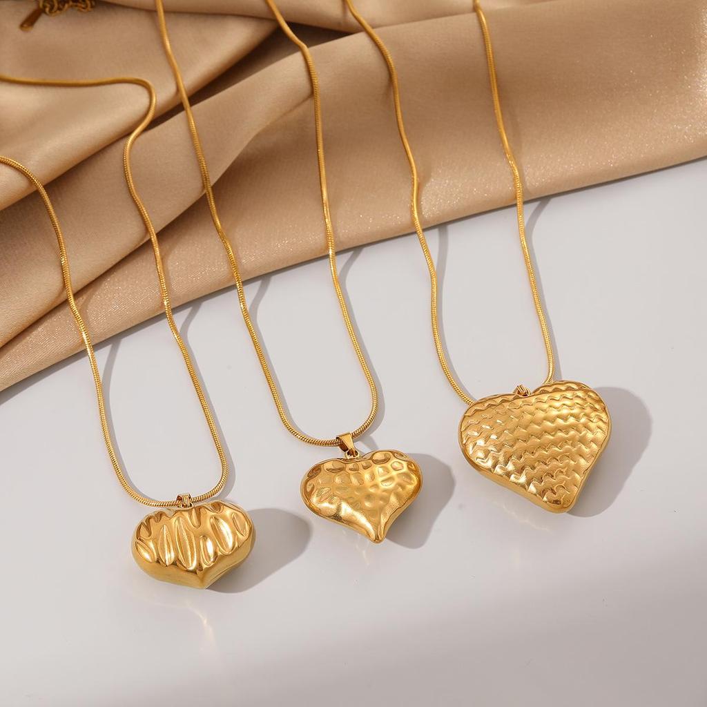 Minimalist Stainless Steel Necklace – Unisex Heart Pendant with Peach Texture On Titanium Steel Clavicle Chain