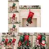 Lebhaft bunte Weihnachtssocken mit Designs von Weihnachtsmann, Schneemann und Rentieren