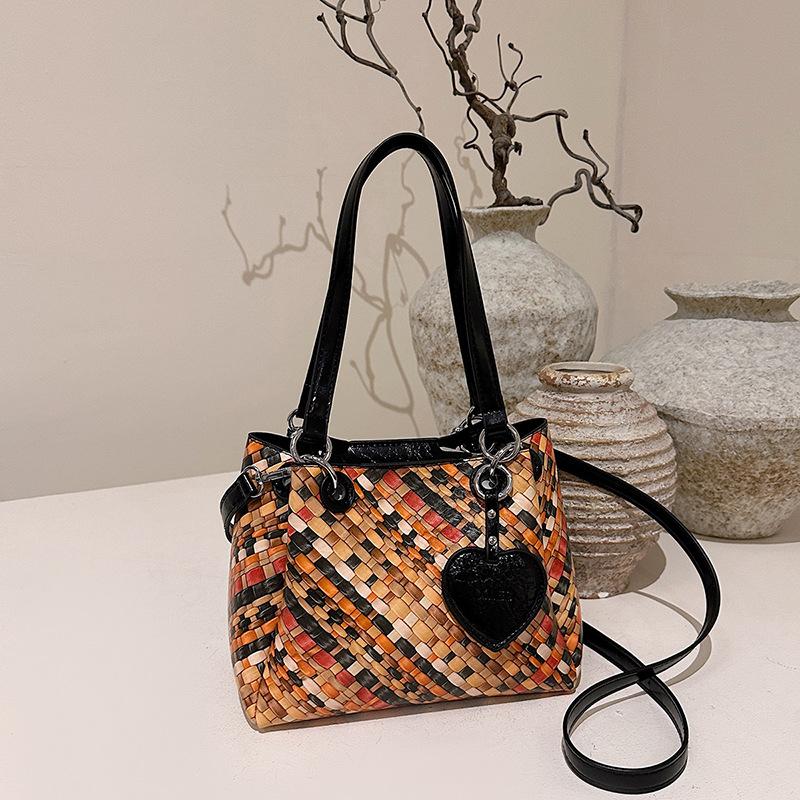 

Trendy Korean Square Crossbody Bag Women Fashiable and Versatile Commuting Bag Spring Summer Casual and Simple Shoulder Bags светло-коричневого