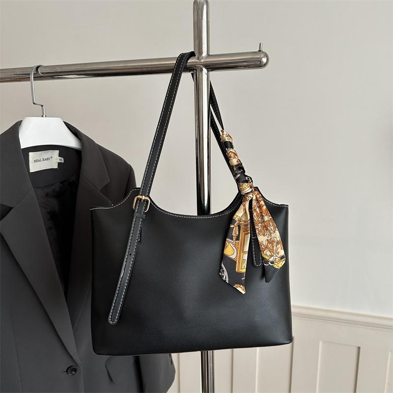 Fashionable Large-capacity Retro Casual Office Commuting Shoulder Bag with Adjustable Strap At The Back of The Shoulder