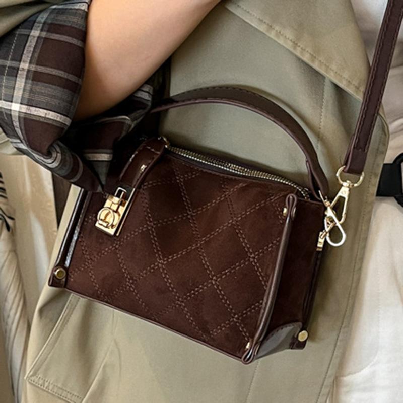 This year's popular small bag women's 2025 autumn new fashionable simple retro broadband shoulder messenger bag pillow bag