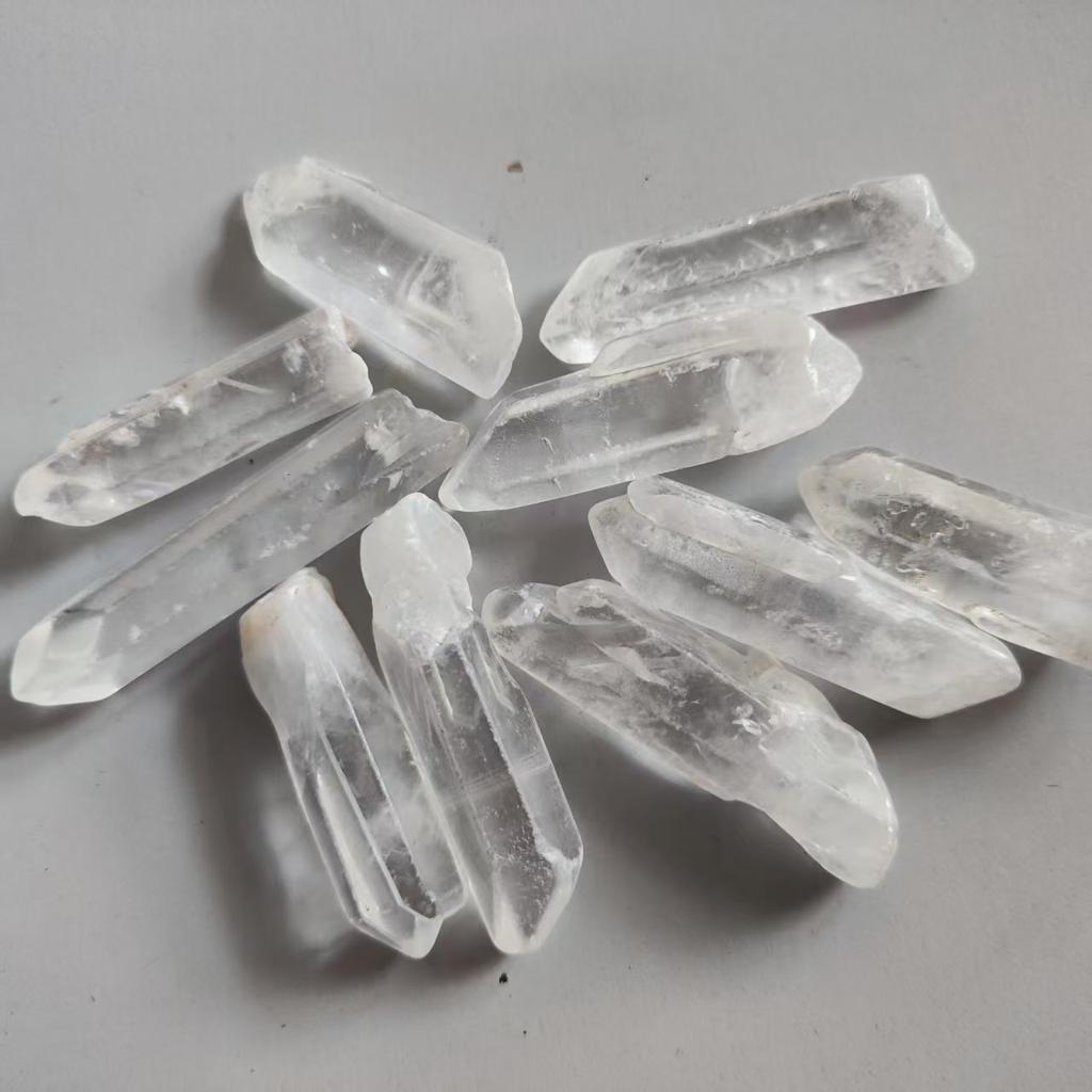 Natürlicher Weißer Kristallquarz Säule Bergkristall Cluster Klarer Quarz Spitze Heilstab Behandlung Heimdekoration Stein