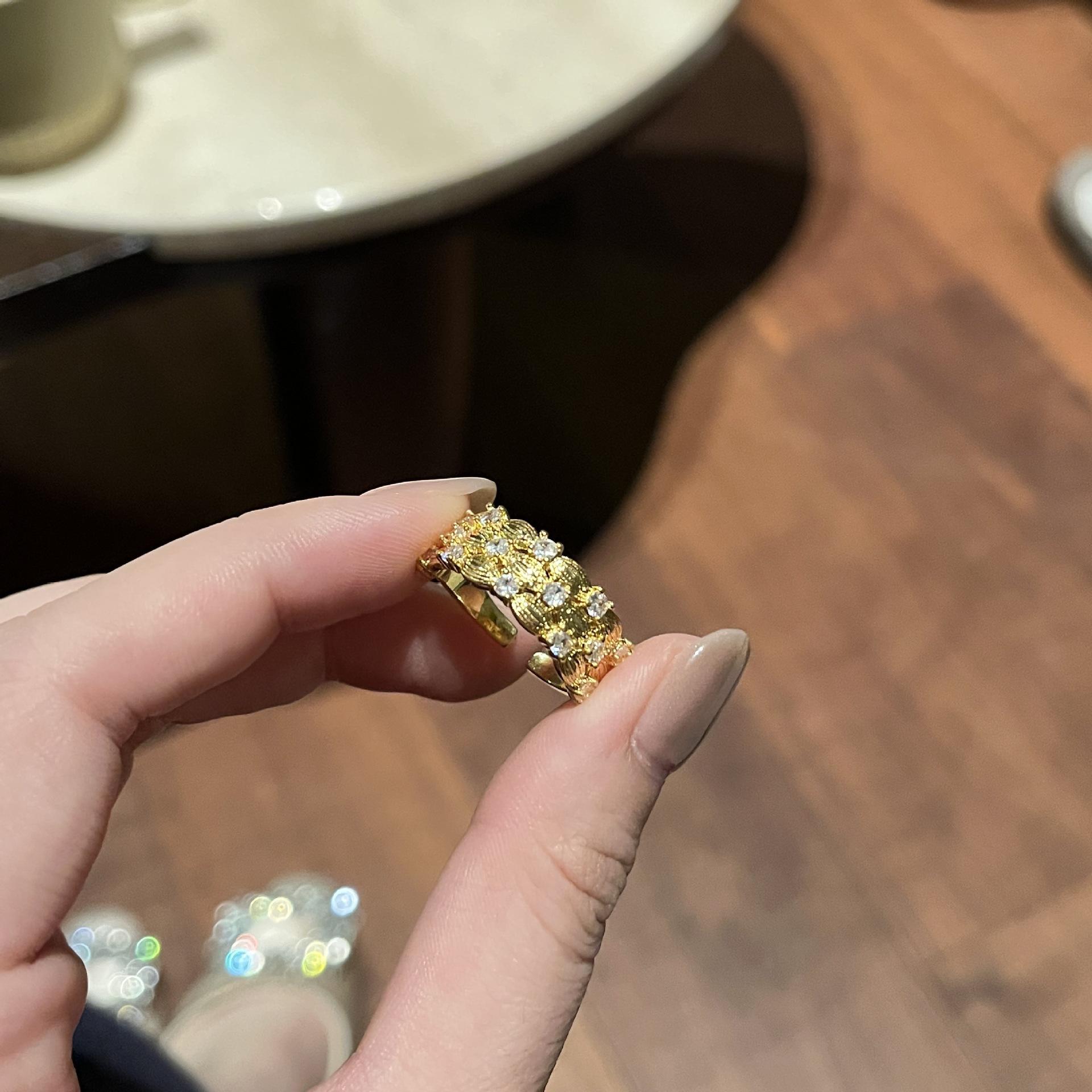 

Супер Вспышка Неправильное Плетение Кольцо Ветра Женский Темперамент Легкая Роскошь Изысканное Кольцо на Указательный Палец Женское Opening adjustable