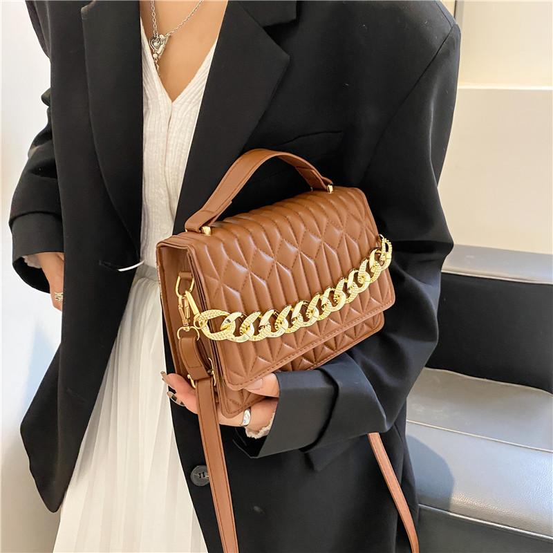 Роскошная женская сумка через плечо с толстыми цепочками из искусственной кожи — фото 10