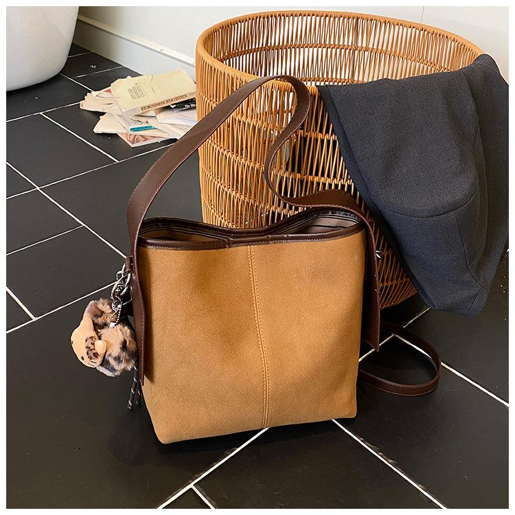 Commuter retro matte bag women's 2025 new pendant versatile tote bag fashion shoulder underarm bucket bag